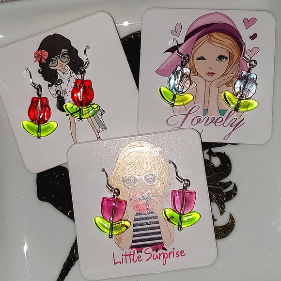 Choice of red, pink, or blue handcrafted tulip lampwork glass bead earrings. 🌷 - Picture 5 of 8